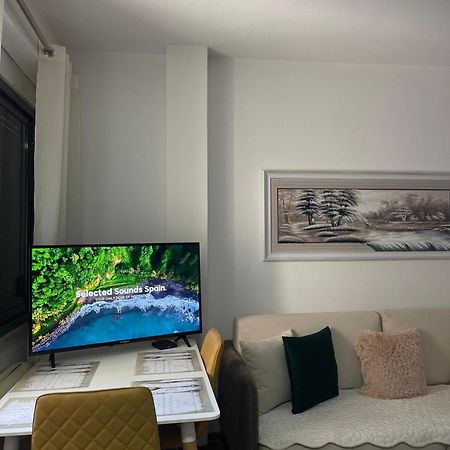 Sky Center Apartment Tirana Bagian luar foto